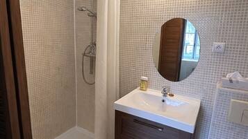 Chambre Quadruple Classique, vue parc | Salle de bain