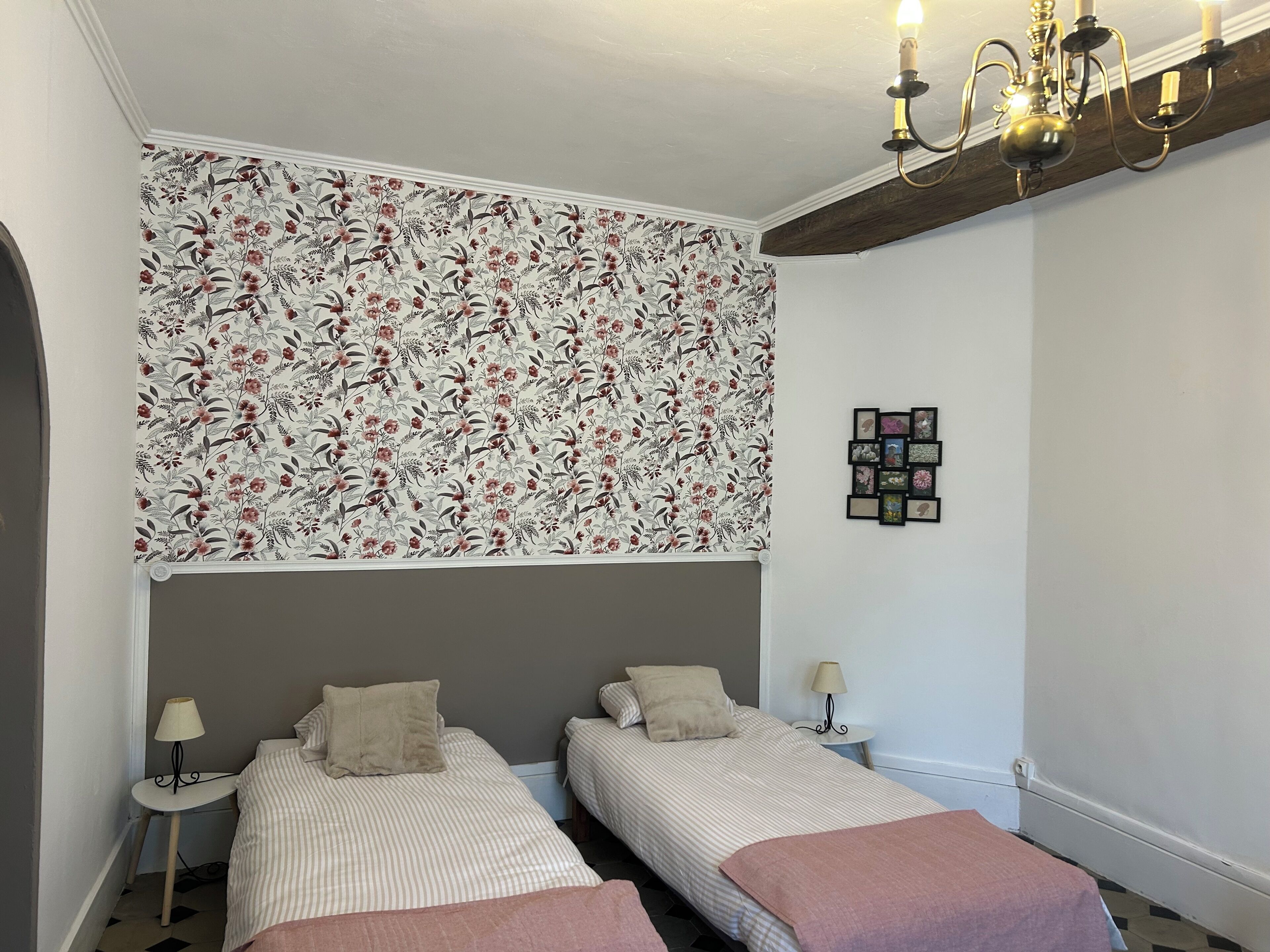 Habitación básica con 2 camas individuales, vista a la ciudad | Wifi gratis y ropa de cama 