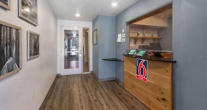 1 Full Bed | Smoking, Kitchen