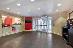 Lobby - 1 King Bed | Non-Smoking, Kitchen (Baltimore MD)