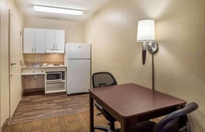 Private kitchen - 1 King Bed | Non-Smoking, Kitchen, Shower (Germantown)