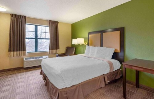 1 King Bed | Non-Smoking, Kitchen, Shower