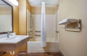 Shower, hair dryer, towels - 1 Queen Bed | Non-Smoking, Kitchen (Jackson)