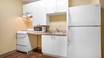Fridge, microwave, stovetop, dishwasher