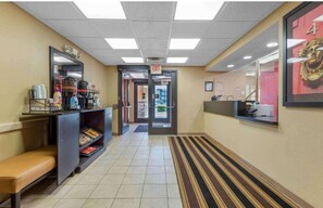 Lobby - 1 King Bed | Non-Smoking, Kitchen (Buffalo NY)