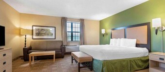 ADA Studio 6 Buffalo|Queen Bed|RI Shower|Nsmk Kitchen