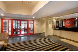 Lobby - 1 Queen Bed | Suite, Non-Smoking, Kitchen (Fishkill)