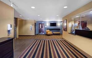 Lobby - 1 Queen Bed | ADA/RI Shower/Smoking/Kitchen (Fishkill)