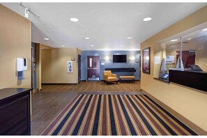 Lobby - 1 King Bed | Non-Smoking, Kitchen, Shower (Fishkill)