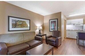 Living area - 1 King Bed | Non-Smoking, Kitchen, Shower (Fishkill)