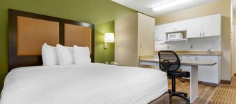 1 Queen Bed | Non-Smoking, Kitchen