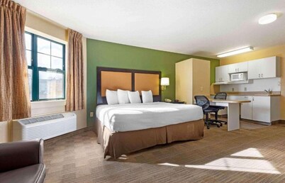 1 Queen Bed | ADA/RI Shower/Non-Smoking/Kitchen