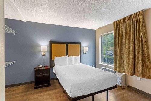 1 King Bed | Non-Smoking, Kitchen