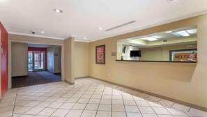 Lobby - 1 Queen Bed | Non-Smoking, Kitchen (Memphis)