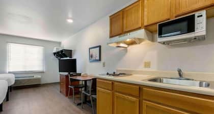 1 Queen Bed | Non-Smoking, Kitchen