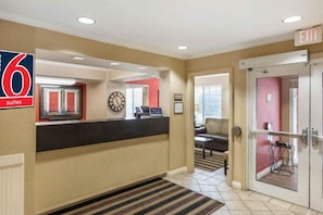 Lobby - 2 Queen Beds | Mobil Access Tub Nsmk Kitchen (Milwaukee WI)