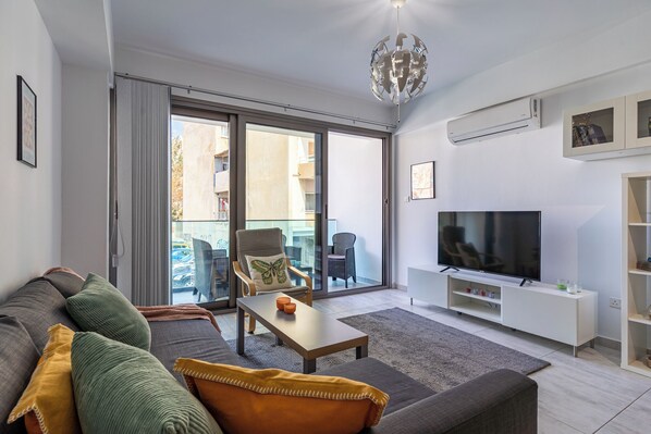 Apartment, 2 Bedrooms, Kitchen, City View | Living room | Smart TV, Netflix, streaming services
