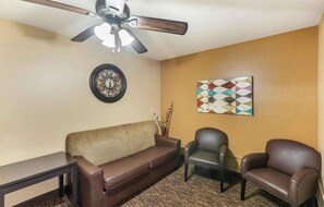 Living area - 2 Queen Beds | Smoking, Kitchen (Milwaukee WI)