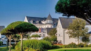A large, historic building with multiple towers and a well-maintained garden. - Schwielowsee Hotel Executive Room with balcony (Werder)