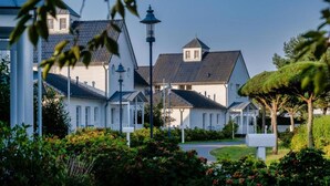 A row of white houses with dark roofs, a street lamp, and a mailbox. - Sunday Schwielowsee Junior Suite Disability Access (Werder)