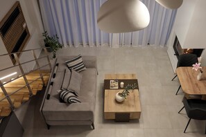 Ein modernes Wohnzimmer mit einer Couch, einem Couchtisch und einem Essbereich.