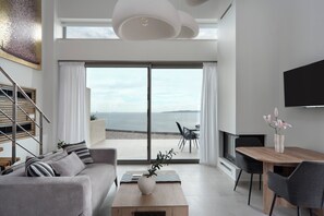 Living area - NISIS II – Urban Loft Surrounded by Nature (Perani)