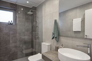 Bathroom - NISIS II – Urban Loft Surrounded by Nature (Perani)
