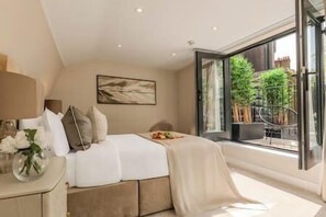 4 bedrooms, iron/ironing board, WiFi, bed sheets - Luxury 4-Bed Knightsbridge Home Near Harrods (Greater London)