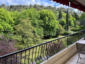 المنطقة المحيطة بالمنشأة