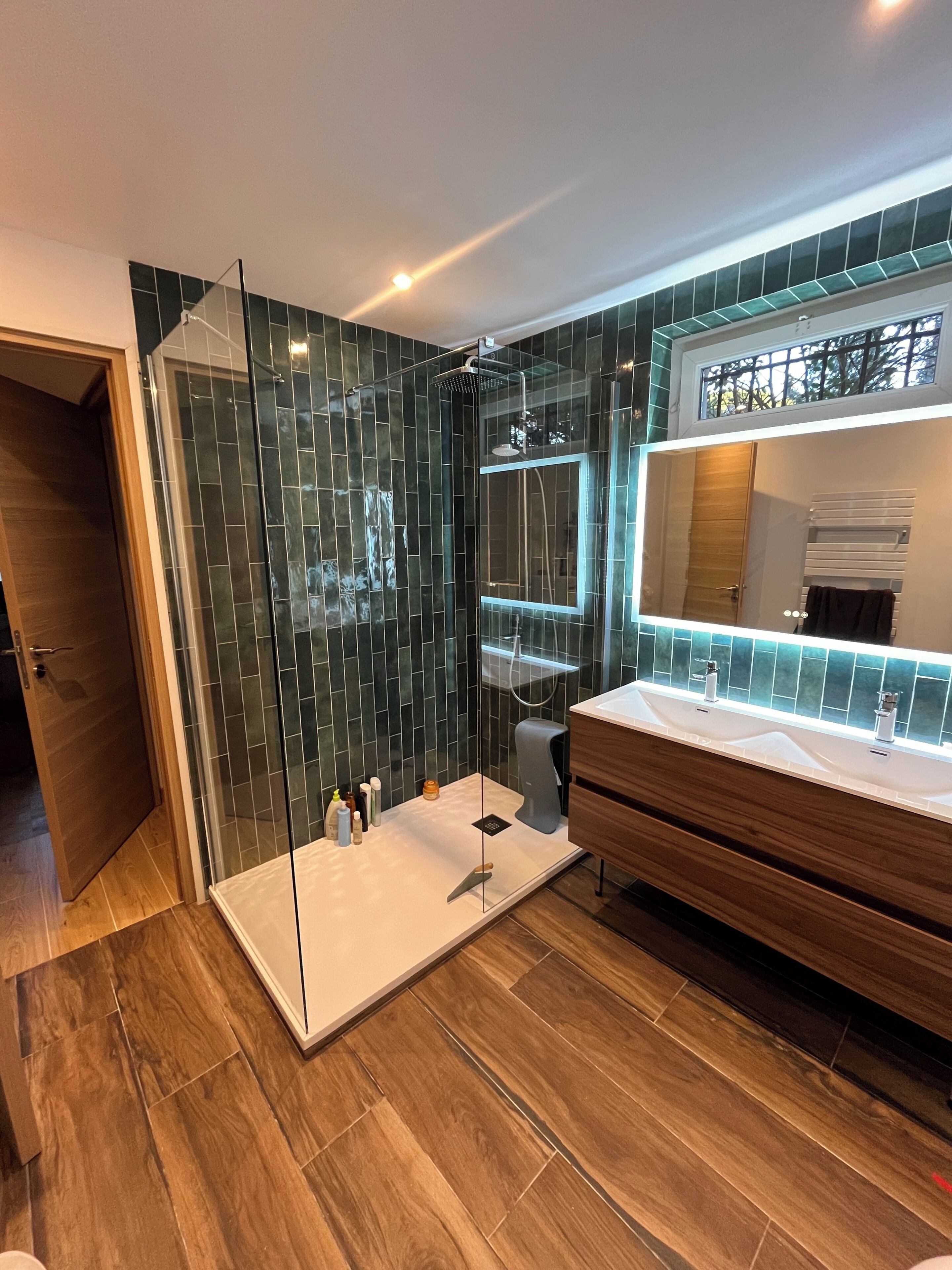 Een douche, een haardroger, handdoeken, zeep