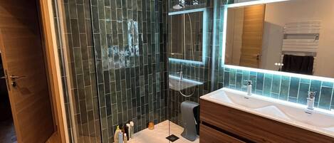 Een douche, een haardroger, handdoeken, zeep