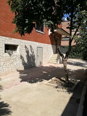 المنطقة المحيطة بالمنشأة