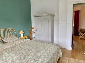 3 chambres, fer et planche à repasser, Wi-Fi, draps fournis
