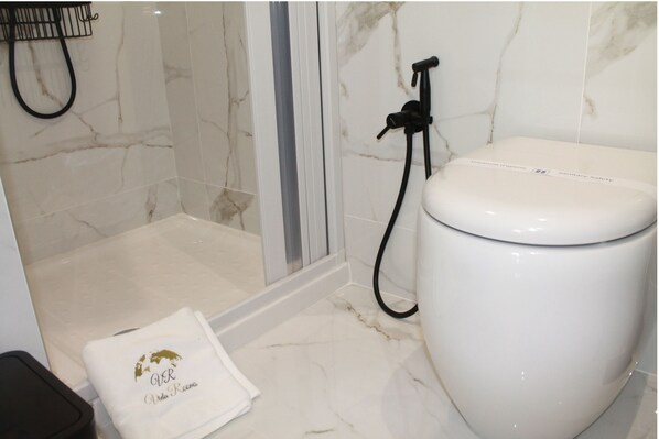 Dutxa, assecador de cabells, bidet i tovalloles 