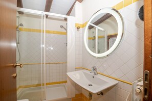 Shower, towels - Residenza Conti Porto Istana (Porto Istana)