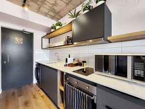 Réfrigérateur, micro-ondes, four, plaque de cuisson