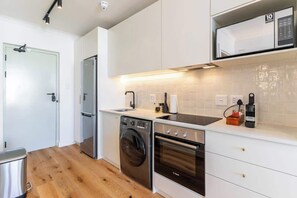 Fridge, microwave, oven, stovetop - Seabreeze Studio - View, Prom, Wifi (Cape Town)
