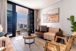 TV, offices - Eagle's Nest - Luxe 2BR with panoramic views, pool (Cape Town)