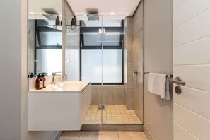 Shower, hair dryer, towels, shampoo - Eagle's Nest - Luxe 2BR with panoramic views, pool (Cape Town)