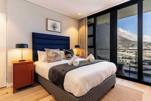 1 bedroom, iron/ironing board, WiFi, bed sheets - Cocoon - Luxe hideaway w/ breathtaking views (Cape Town)
