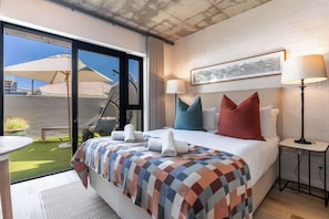 Iron/ironing board, WiFi, bed sheets - Seaside Star - retreat w/ A/C, patio, pool (Cape Town)