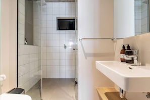Shower, hair dryer, shampoo - Seaside Star - retreat w/ A/C, patio, pool (Cape Town)
