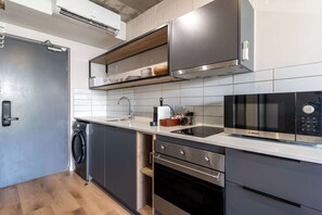 Fridge, microwave, oven, stovetop - Seaside Star - retreat w/ A/C, patio, pool (Cape Town)