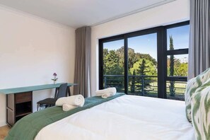 1 bedroom, iron/ironing board, WiFi, bed sheets - Modern urban oasis - Wi-Fi, secure, parking (Cape Town)