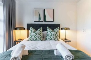 1 bedroom, iron/ironing board, WiFi, bed sheets - Modern urban oasis - Wi-Fi, secure, parking (Cape Town)