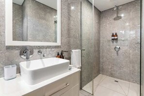 Doccia, asciugacapelli, shampoo