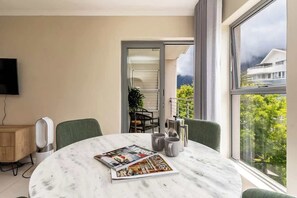 Dining - Mountain views - Designer 2BR, A/C, WiFi (Cape Town)
