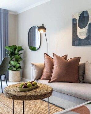 TV, offices - Mountain views - Designer 2BR, A/C, WiFi (Cape Town)