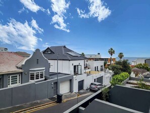 Exterior - Seascape - Luxe studio with A/C, pool, parking (Cape Town)
