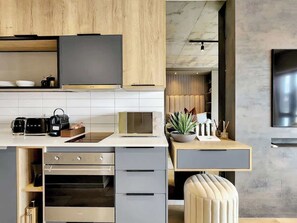 Frigorifero, microonde, forno, piano cottura
